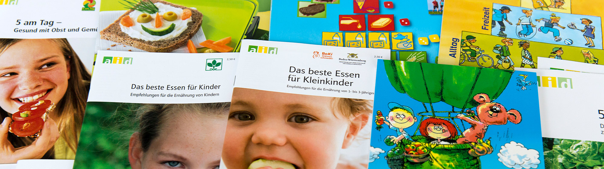 Fotografie von Infomaterial und Broschüren zum Thema "Gesunde Ernährung" für Kinder